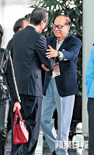■2017年傳李嘉誠撐曾俊華選特首,李於投票日亦向林鄭握手。
■2017年傳李嘉誠撐曾俊華選特首,李於投票日亦向林鄭握手。