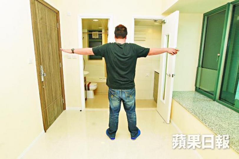 ■嵐山單位最細僅165方呎,成年人伸展雙手,空間所餘無幾。
■嵐山單位最細僅165方呎,成年人伸展雙手,空間所餘無幾。