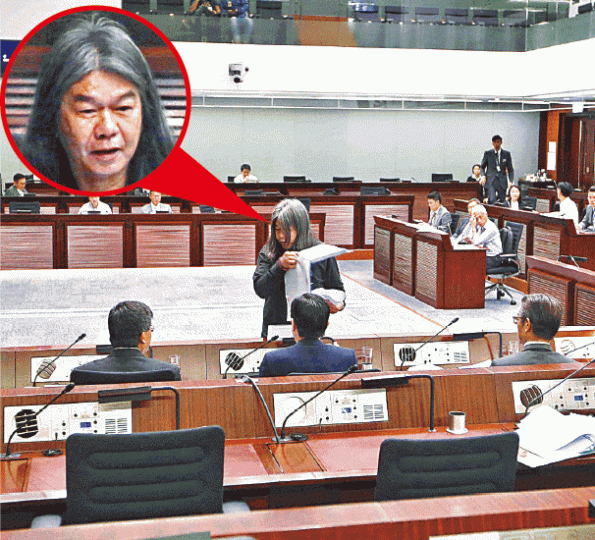 ■前立會議員梁國雄於2016年一次會議上搶去時任發展局副局長馬紹祥的文件,遭票控藐視罪。
■前立會議員梁國雄於2016年一次會議上搶去時任發展局副局長馬紹祥的文件,遭票控藐視罪。