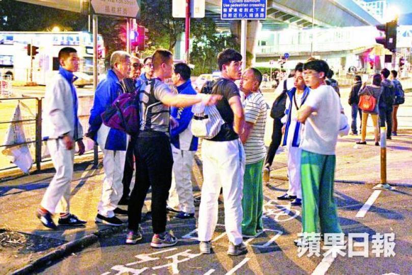 ■雲南武術隊團員對於同行師傅猝死痛心不已。 ■雲南武術隊團員對於同行師傅猝死痛心不已。