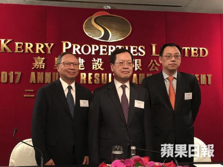 ■左起為嘉里首席執行官何述勤、主席黃小抗及首席財務主管王志剛。
■左起為嘉里首席執行官何述勤、主席黃小抗及首席財務主管王志剛。