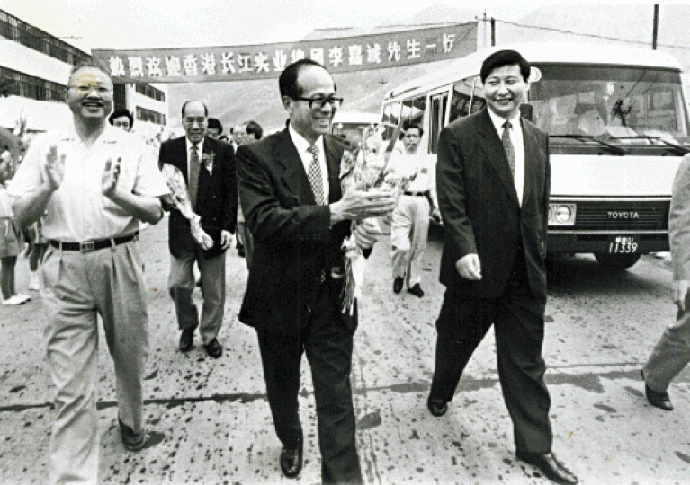 ■1993年,時任市委書記習近平陪同李嘉誠在福州考察。
■1993年,時任市委書記習近平陪同李嘉誠在福州考察。