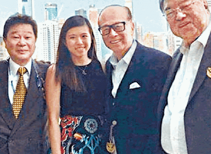 ■李澤鉅長女燕寧早前陪爺爺李嘉誠到馬場。
■李澤鉅長女燕寧早前陪爺爺李嘉誠到馬場。