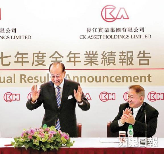■霍建寧為李嘉誠手下猛將,李昨宣佈退休後霍一直在旁拍掌。
■霍建寧為李嘉誠手下猛將,李昨宣佈退休後霍一直在旁拍掌。