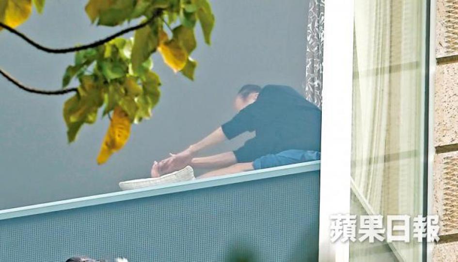 ■李嘉誠朝早在大宅內做早操。陳海威攝
■李嘉誠朝早在大宅內做早操。陳海威攝