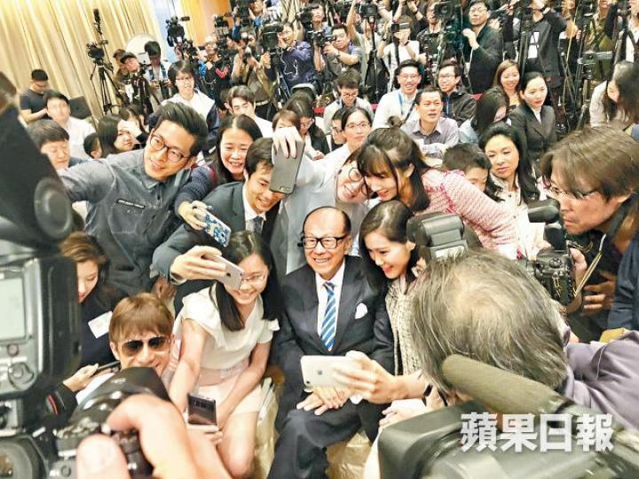 ■記者會完結後,李嘉誠走到台下與記者合照。
■記者會完結後,李嘉誠走到台下與記者合照。