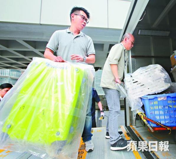 ■警方昨運走案中證物,包括藏屍的行李篋。易仰民攝
■警方昨運走案中證物,包括藏屍的行李篋。易仰民攝