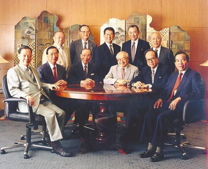 ■李嘉誠(前排右二)與不少本地富豪有交情,但和鄭裕彤友誼最深厚。資料圖片
■李嘉誠(前排右二)與不少本地富豪有交情,但和鄭裕彤友誼最深厚。資料圖片