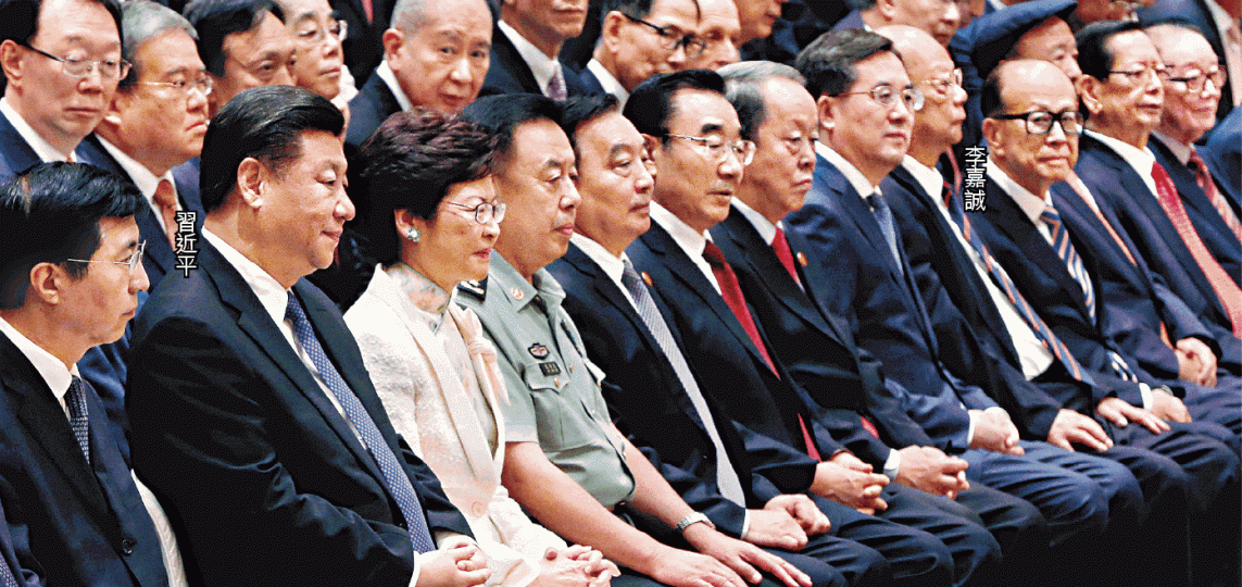 1990■六四後,李嘉誠赴京與下令屠城的鄧小平單獨會面。
1990■六四後,李嘉誠赴京與下令屠城的鄧小平單獨會面。