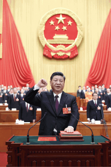 ■習近平昨當選國家主席後,左手按憲法,右手握拳宣誓。新華社■習近平以2,970票贊成、0票反對及棄權下當選國家主席。新華社 ■習近平昨當選國家主席後,左手按憲法,右手握拳宣誓。新華社■習近平以2,970票贊成、0票反對及棄權下當選國家主席。新華社