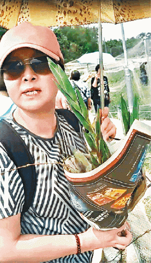 ■持花婦人被指買劍蘭後順手牽羊。■藍衣婦一度指嚇懷孕義工。北區fb截圖 ■持花婦人被指買劍蘭後順手牽羊。■藍衣婦一度指嚇懷孕義工。北區fb截圖
