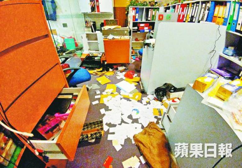 ■TF GYM辦公室地上佈滿文件及雜物。陳海威攝 ■TF GYM辦公室地上佈滿文件及雜物。陳海威攝