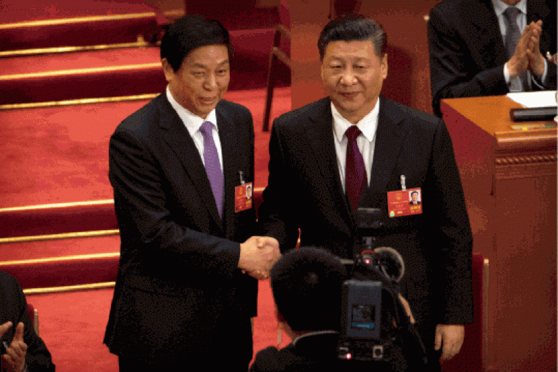 ■栗戰書(左)當選後與習近平握手。美聯社 ■栗戰書(左)當選後與習近平握手。美聯社