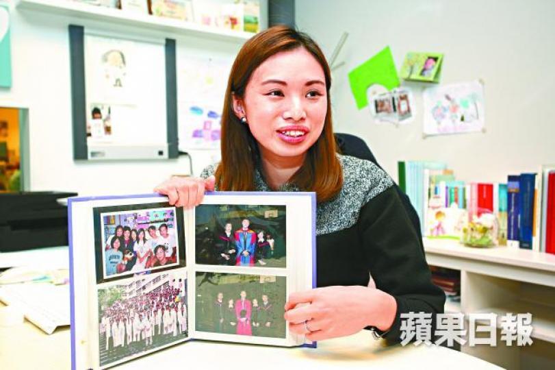 ■「多多醫生」譚婉珊指畢業那年沒有影班相、沒有畢業聚餐,畢業典禮是醫科獨立行禮。 李潤芳攝■譚婉珊指時任內科主任的沈祖堯(中)是學生間的偶像,人人爭着與他合照。 ■「多多醫生」譚婉珊指畢業那年沒有影班相、沒有畢業聚餐,畢業典禮是醫科獨立行禮。 李潤芳攝■譚婉珊指時任內科主任的沈祖堯(中)是學生間的偶像,人人爭着與他合照。