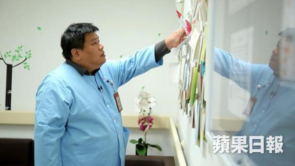 ■胡金榮醫生決心投身明愛醫院紓緩治療科,陪伴病人走過末期病的艱難階段。■末期病人除了接受住院服務,也有情況較輕或徵狀不太複雜者,只需接受門診服務。■紓緩科的活動室更特別佈置了一個角度,讓病人和家屬可以拍攝全家福,記載珍惜時刻。■善終病房設有沙發和唱片機,讓末期病人和家人可以在更舒適環境下共處。■其實不少紓緩科病人只要能減輕痛症,就能出院回到社區。 ■胡金榮醫生決心投身明愛醫院紓緩治療科,陪伴病人走過末期病的艱難階段。■末期病人除了接受住院服務,也有情況較輕或徵狀不太複雜者,只需接受門診服務。■紓緩科的活動室更特別佈置了一個角度,讓病人和家屬可以拍攝全家福,記載珍惜時刻。■善終病房設有沙發和唱片機,讓末期病人和家人可以在更舒適環境下共處。■其實不少紓緩科病人只要能減輕痛症,就能出院回到社區。