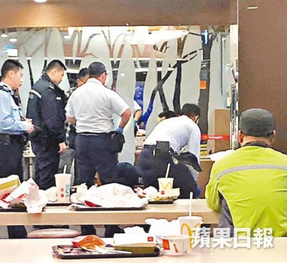 ■沙田廣源邨麥當勞昨凌晨有人鬧事,警方接報後趕到現場處理事件。 ■沙田廣源邨麥當勞昨凌晨有人鬧事,警方接報後趕到現場處理事件。