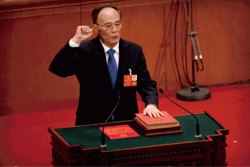 ■王岐山昨於全國兩會宣誓就任國家副主席,神情略顯緊張。美聯社 ■王岐山昨於全國兩會宣誓就任國家副主席,神情略顯緊張。美聯社