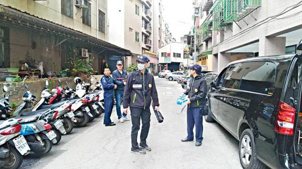 ■警方在大樓附近管制進出,方便搜證。 台灣《蘋果日報》 ■警方在大樓附近管制進出,方便搜證。 台灣《蘋果日報》