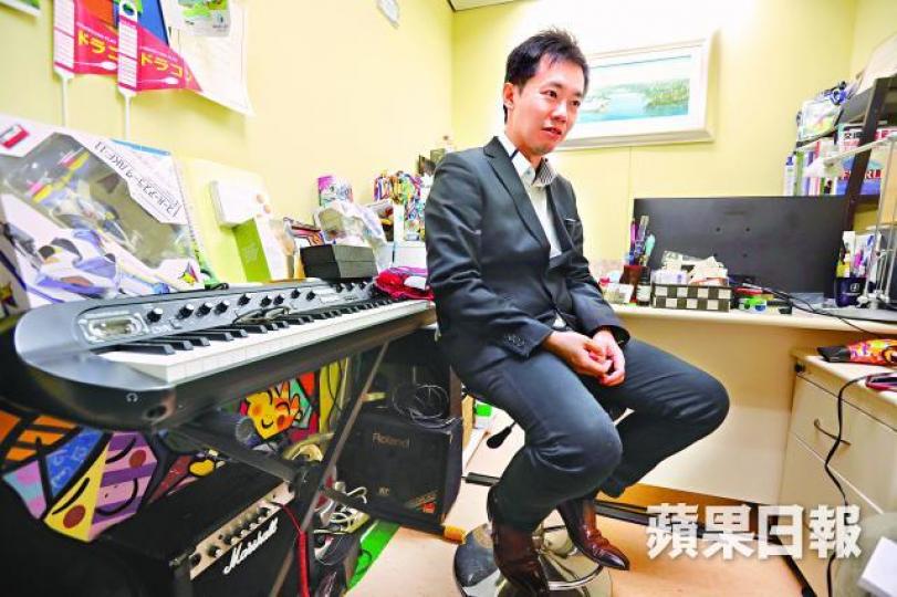 ■幸運的馮泰恒康復後沒長遠後遺症,現時在辦公室放了電子琴,除忙於工作外,不忘夾band紓壓。朱永倫攝■馮泰恒在威院8A病房接受培訓時感染沙士。 ■幸運的馮泰恒康復後沒長遠後遺症,現時在辦公室放了電子琴,除忙於工作外,不忘夾band紓壓。朱永倫攝■馮泰恒在威院8A病房接受培訓時感染沙士。