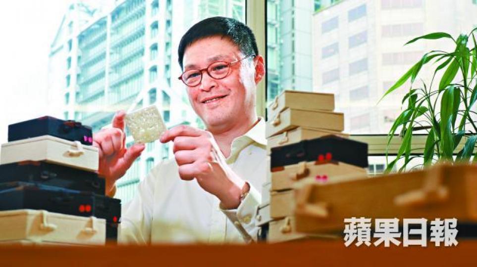劉瑞隆除了從美學角度研究玉帶板,還因為玉帶是特定身份的象徵。這塊刻有胡人戲獅的白玉金宅尾,是英國前首相戴卓爾夫人的舊藏,劉瑞隆發夢都想把它入藏,最後遙控在倫敦以十多萬港元拍下,成為他最得意收藏之一。兔子、菊花在傳說中都是長壽象徵,雙兔「壽」字紋帶板傳達出「萬萬壽」的寓意,劉瑞隆研究許多文獻後估計是為皇帝誕辰之萬壽聖節所特製的紋飾。劉瑞隆多年前在紐約一家古董店以約兩萬元入藏的龍穿四季花帶板,他說造工讓他驚艷,在玉器老師強烈建議下購入,後來有人想用過百萬元名錶與他交換,他以「錶有價、玉無價」理由回絕 劉瑞隆除了從美學角度研究玉帶板,還因為玉帶是特定身份的象徵。這塊刻有胡人戲獅的白玉金宅尾,是英國前首相戴卓爾夫人的舊藏,劉瑞隆發夢都想把它入藏,最後遙控在倫敦以十多萬港元拍下,成為他最得意收藏之一。兔子、菊花在傳說中都是長壽象徵,雙兔「壽」字紋帶板傳達出「萬萬壽」的寓意,劉瑞隆研究許多文獻後估計是為皇帝誕辰之萬壽聖節所特製的紋飾。劉瑞隆多年前在紐約一家古董店以約兩萬元入藏的龍穿四季花帶板,他說造工讓他驚艷,在玉器老師強烈建議下購入,後來有人想用過百萬元名錶與他交換,他以「錶有價、玉無價」理由回絕