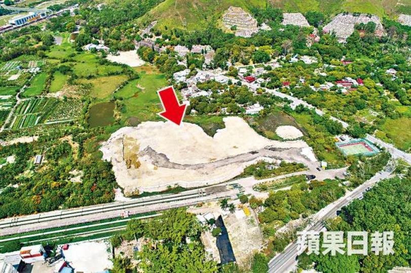 ■沙嶺一塊逾20萬平方呎的土地(箭嘴示)遭人大規模倒泥破壞。■記者早前到場仍見有挖泥機施工堆土。黃文邦攝歐亞水獺彩鷸 ■沙嶺一塊逾20萬平方呎的土地(箭嘴示)遭人大規模倒泥破壞。■記者早前到場仍見有挖泥機施工堆土。黃文邦攝歐亞水獺彩鷸