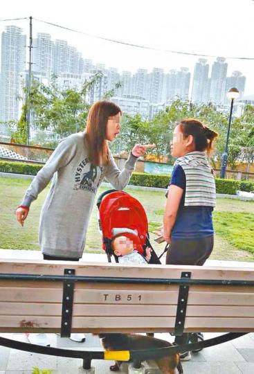 ■港女被拍下在狗公園辱罵菲傭的經過。 ■港女被拍下在狗公園辱罵菲傭的經過。