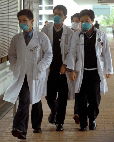 ■醫生是沙士救人英雄,有位醫生在沙士期間為家人買樓的故事,令人感動。 資料圖片
■醫生是沙士救人英雄,有位醫生在沙士期間為家人買樓的故事,令人感動。 資料圖片
