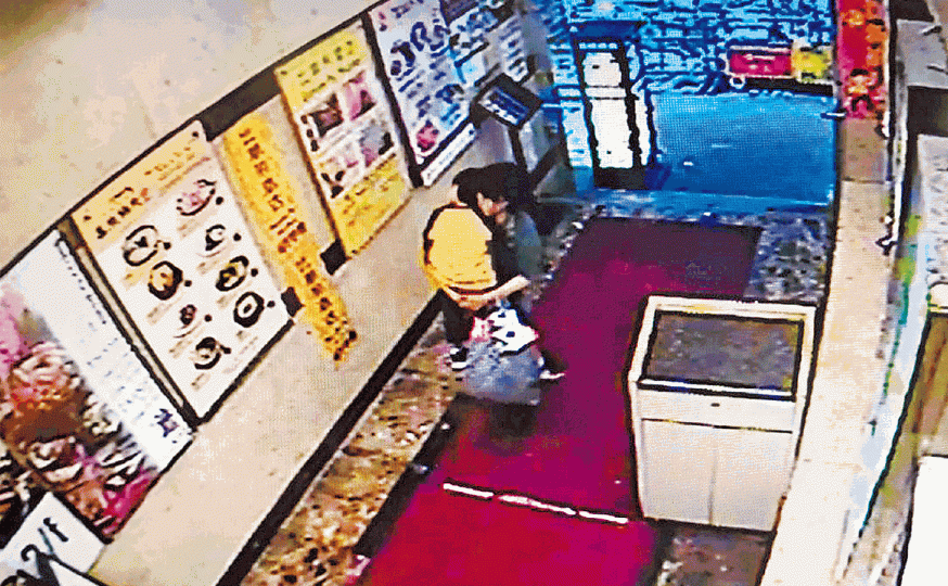 ■疑犯被探員黑布蒙頭押走。李家傑攝
■疑犯被探員黑布蒙頭押走。李家傑攝