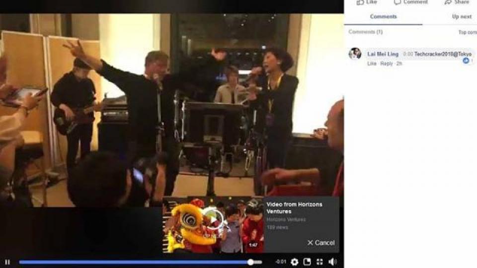 ■周凱旋(右)同一大班人夾band開PARTY唱歌,顯然極為開心。 互聯網圖片
■周凱旋(右)同一大班人夾band開PARTY唱歌,顯然極為開心。 互聯網圖片