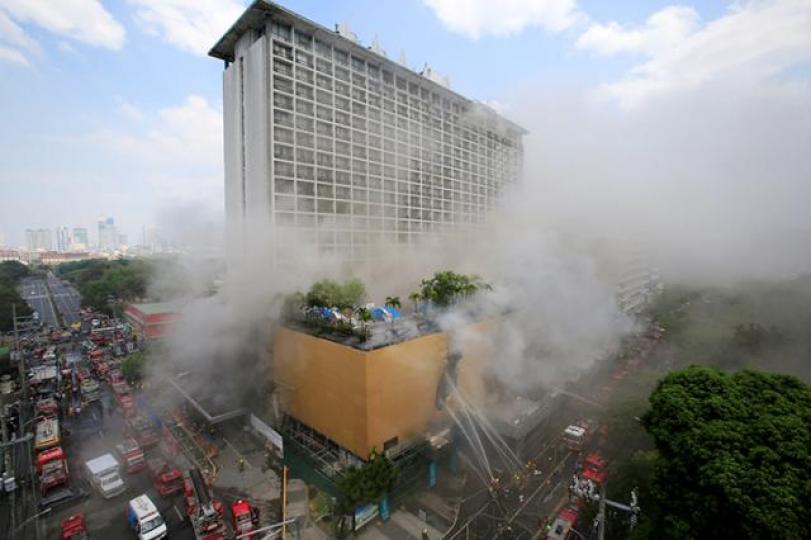 ■大火濃煙籠罩大片街區。
■大火濃煙籠罩大片街區。