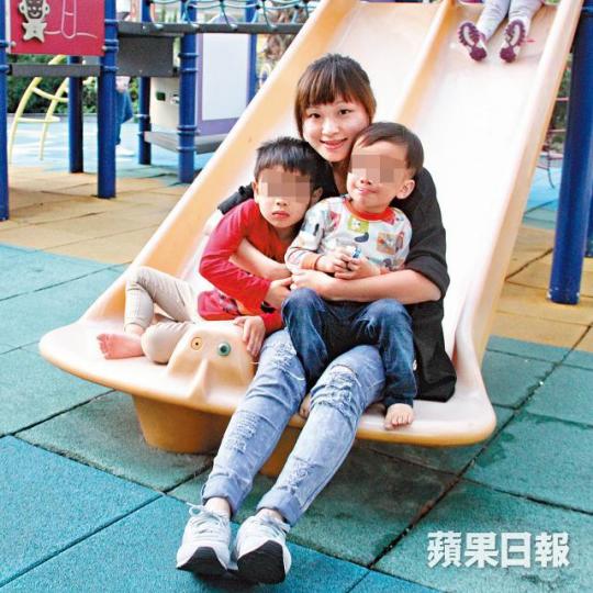 ■Alice辭去護士工作,全職照顧瞬瞬(左)及幼子(右)。周子惇攝 ■Alice辭去護士工作,全職照顧瞬瞬(左)及幼子(右)。周子惇攝
