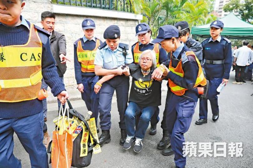■王婆婆被指違反場地規則,被民安隊和警員合力抬走。
■王婆婆被指違反場地規則,被民安隊和警員合力抬走。