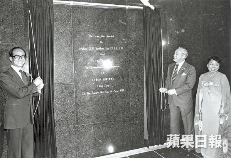■李嘉誠(左)曾與沈弼一同出席活動。右為李嘉誠妻子莊月明。黑白圖片
■李嘉誠(左)曾與沈弼一同出席活動。右為李嘉誠妻子莊月明。黑白圖片