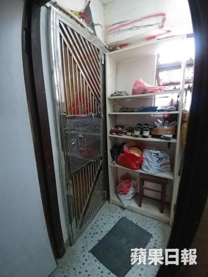 ■有警員到長沙灣調查虐兒案時,遭涉嫌用衣架責打女兒的父親企圖搶槍。
■有警員到長沙灣調查虐兒案時,遭涉嫌用衣架責打女兒的父親企圖搶槍。