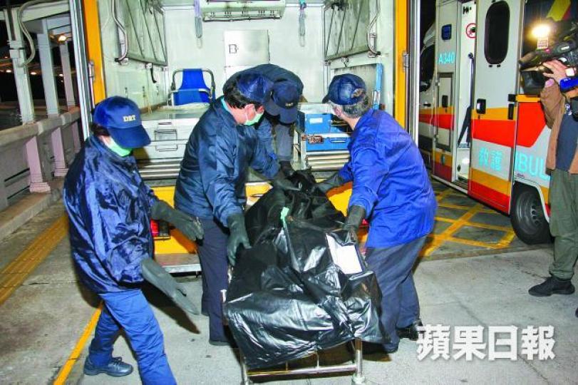 ■仵工將遇害男童遺體移送殮房。
■仵工將遇害男童遺體移送殮房。