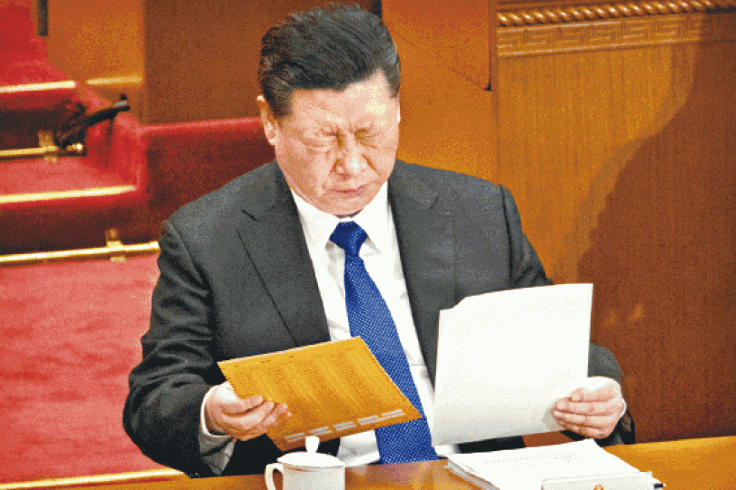 ■獨攬大權的習近平在會上閉眼看選票,表情古怪。美聯社
■獨攬大權的習近平在會上閉眼看選票,表情古怪。美聯社