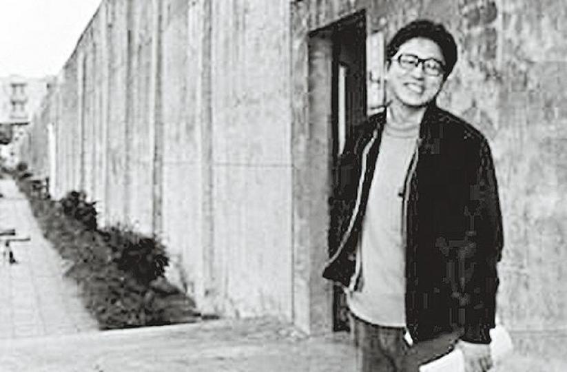 ■1981年,李因財務糾紛第二度入獄,出獄時咧嘴而笑。
■1981年,李因財務糾紛第二度入獄,出獄時咧嘴而笑。