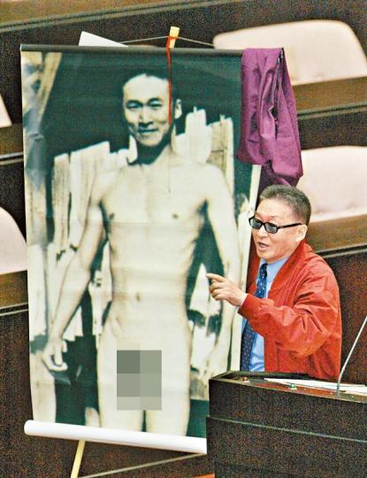 ■李敖曾在立法院內展示年輕時的裸照,抗議軍購。
■李敖曾在立法院內展示年輕時的裸照,抗議軍購。