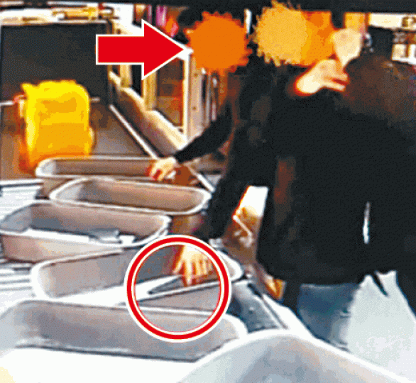 ■被捕港男(紅箭嘴示)在安檢時趁機偷走在置物膠盒內的手機(紅圈示)。
■被捕港男(紅箭嘴示)在安檢時趁機偷走在置物膠盒內的手機(紅圈示)。