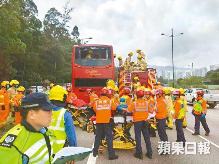 ■消防架起長梯到巴士上層救出受傷乘客。文兆麟攝
■消防架起長梯到巴士上層救出受傷乘客。文兆麟攝