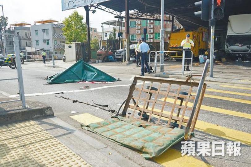 ■警方以帳篷蓋着老婦屍體,其手推車翻側一旁。張家豪攝
■警方以帳篷蓋着老婦屍體,其手推車翻側一旁。張家豪攝