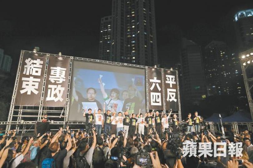 ■支聯會每年舉辦的六四集會台上台下均會高喊結束一黨專政,主席何俊仁指全因香港享有高度自由。資料圖片
■支聯會每年舉辦的六四集會台上台下均會高喊結束一黨專政,主席何俊仁指全因香港享有高度自由。資料圖片