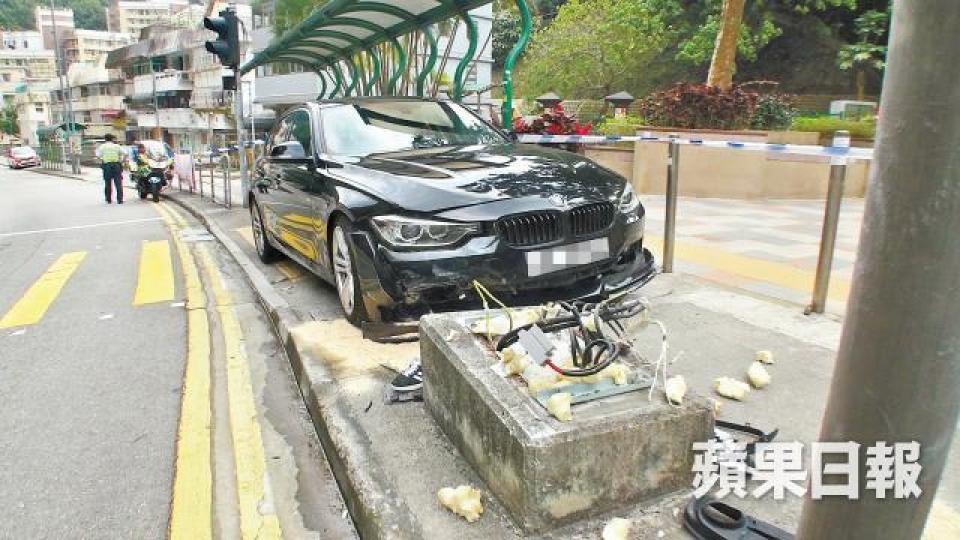 ■寶馬鏟上行人路,現場留下女事主一對波鞋。張培生攝 ■寶馬鏟上行人路,現場留下女事主一對波鞋。張培生攝