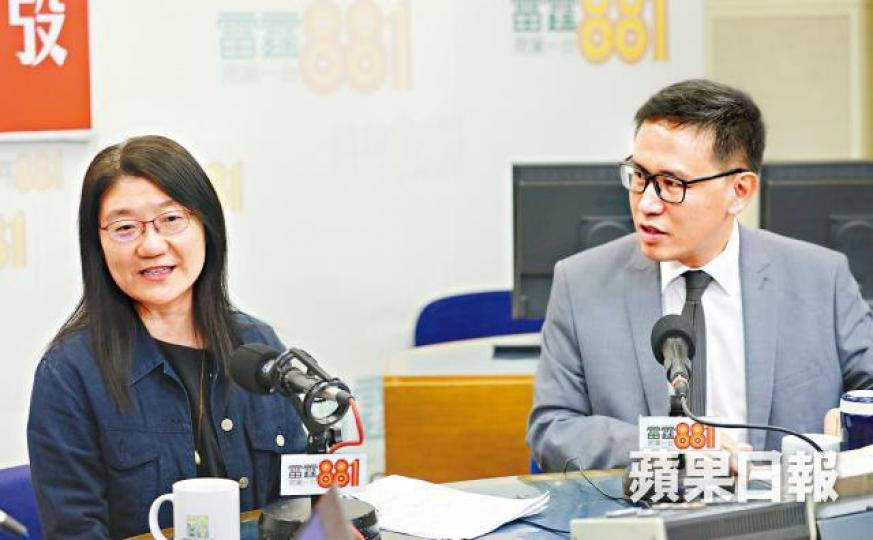 ■家長聯盟代表何美儀(左)憂操練風氣再起,惟小學校長孔偉成認為毋須取消BCA題型功課。
■家長聯盟代表何美儀(左)憂操練風氣再起,惟小學校長孔偉成認為毋須取消BCA題型功課。