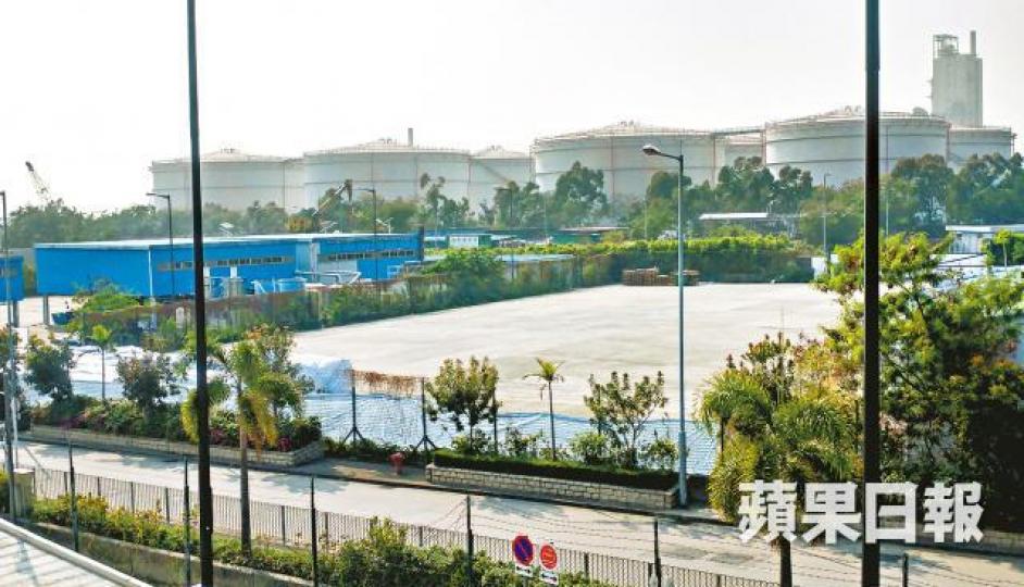 ■環保署免費借出的空地日前仍有少量廢電器儲存,並用帆布蓋住。
■環保署免費借出的空地日前仍有少量廢電器儲存,並用帆布蓋住。