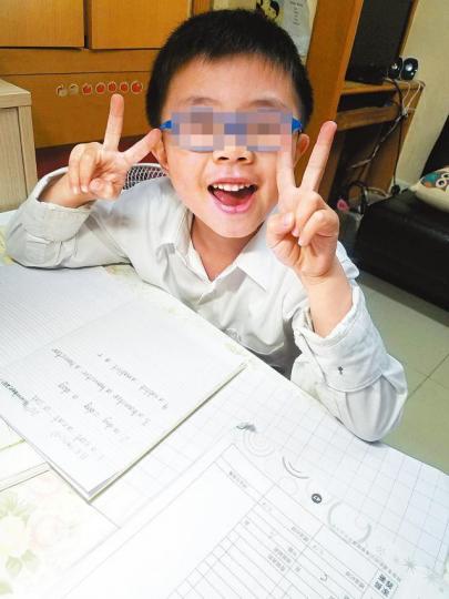 ■死者母親昨在親友陪同下到殮房認屍。翁鈺輝攝
■死者母親昨在親友陪同下到殮房認屍。翁鈺輝攝