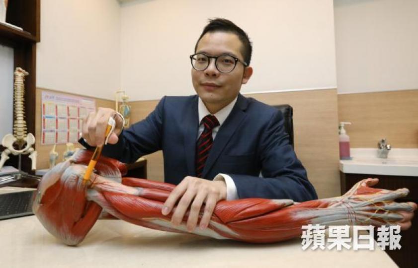■骨科專科醫生楊旭楠稱,三角肌即肩膊與手臂交界處肌肉底下的深層肌肉,稱為旋轉肌群。 ■骨科專科醫生楊旭楠稱,三角肌即肩膊與手臂交界處肌肉底下的深層肌肉,稱為旋轉肌群。