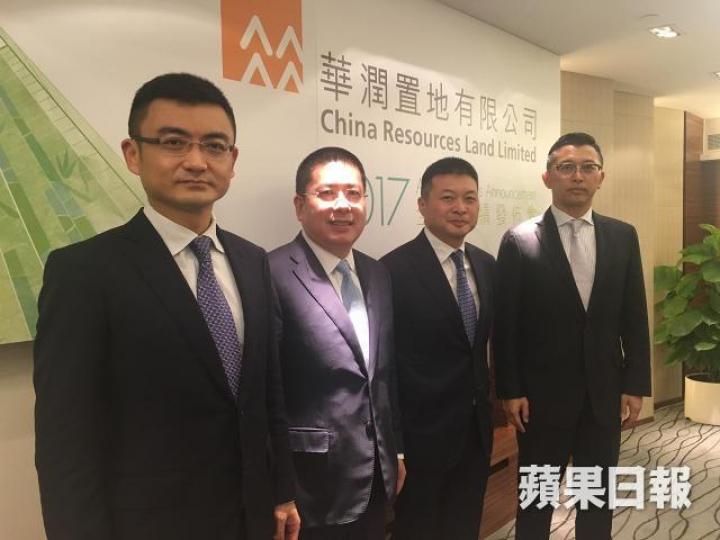 ■華潤置地副董事長唐勇(右二)表示,集團對未來收入穩定有信心。
■華潤置地副董事長唐勇(右二)表示,集團對未來收入穩定有信心。