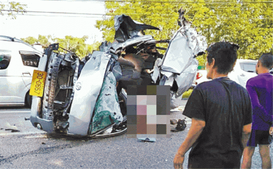 ■載着中國遊客的客貨車損毀嚴重。互聯網
■載着中國遊客的客貨車損毀嚴重。互聯網