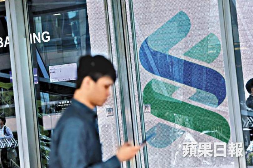 ■渣打借貸部職員涉翻查顧客戶口及信用卡等紀錄,找出潛在客戶。王心義攝
■渣打借貸部職員涉翻查顧客戶口及信用卡等紀錄,找出潛在客戶。王心義攝